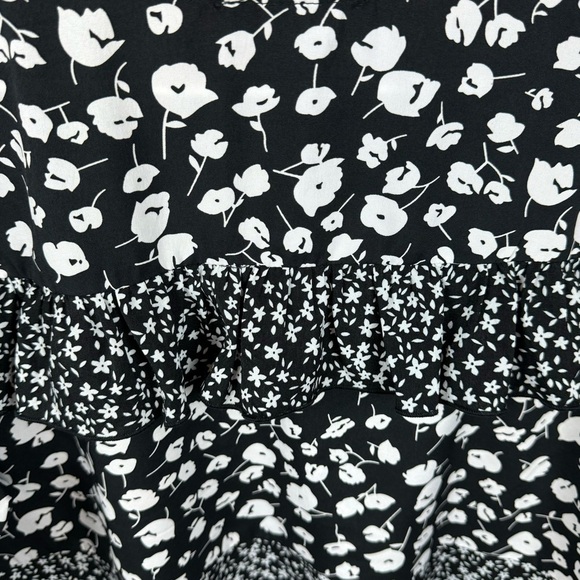 Weekend by Suzanne Betro Black & White Floral Notched Blouse - Picture 6 of 7
